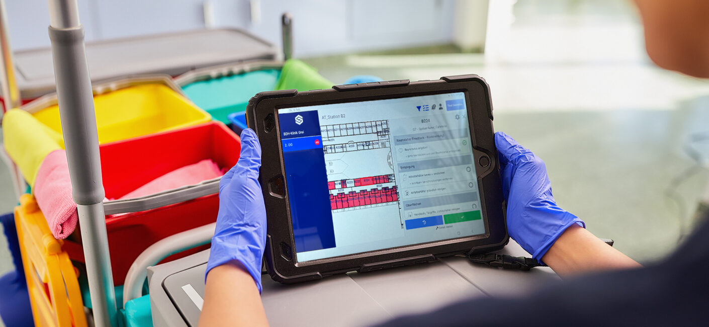 Digitaler Reinigungsplan mit Stationsgrundriss und Aufgabenliste auf dem Tablet
