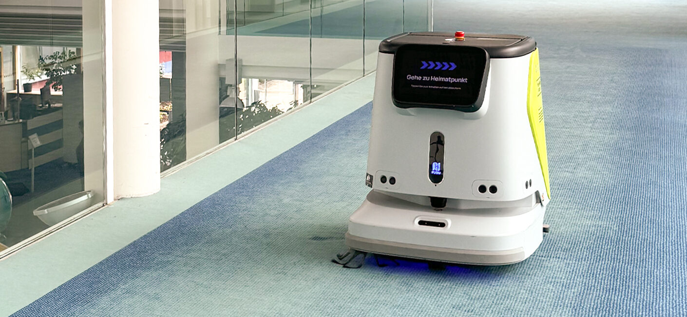 Reinigungsroboter auf dem Rückweg zur Dockingstation nach der Flächenreinigung
