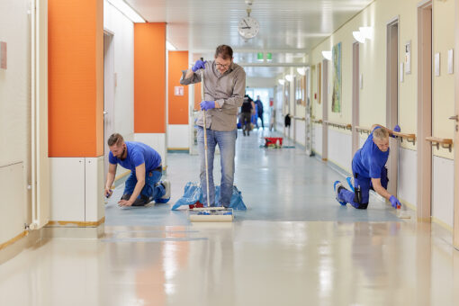 Sanierter Klinikflur nach der Bodenaufbereitung