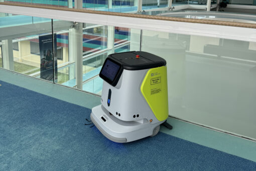 Reinigungsroboter im Flur einer Klinik