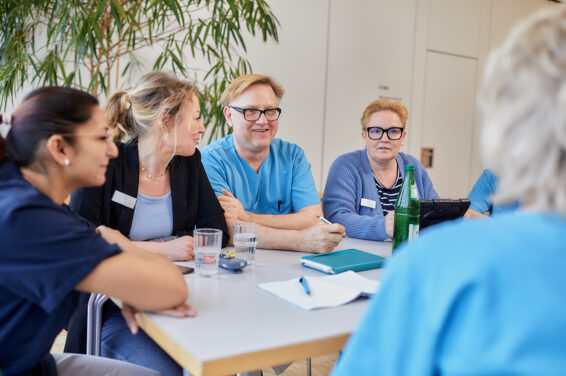 Gespräch über Reinigungs- und Serviceleistungen in einer Gesundheitseinrichtung