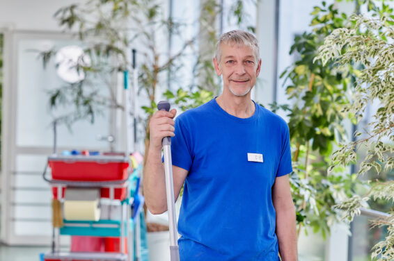 Mitarbeiter der Unterhaltsreinigung der OBERMÜLLER Gruppe in einer Gesundheitseinrichtung