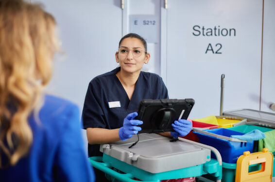 Abstimmung über die digitale Reinigungsplanung am Tablet