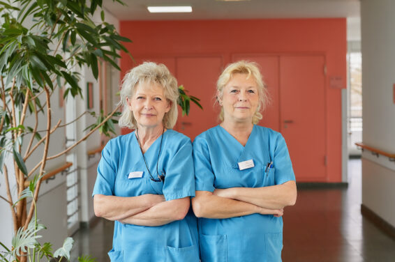 Zwei Mitarbeiterinmen der OBERMÜLLER Gruppe im Flur einer Klinik