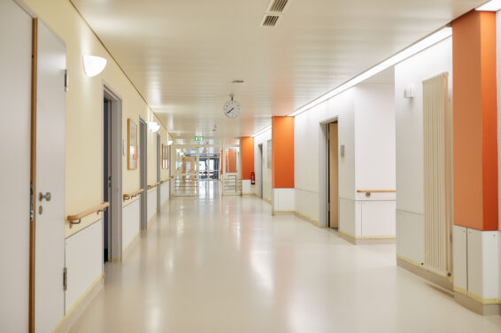 Sanierter Therapieflur der BDH-Klinik Greifswald nach der Bodenaufbereitung