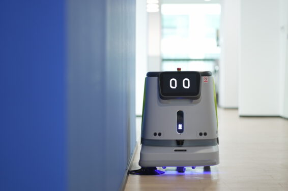Reinigungsroboter bei der Flächenreinigung im Flur einer Gesundheitseinrichtung