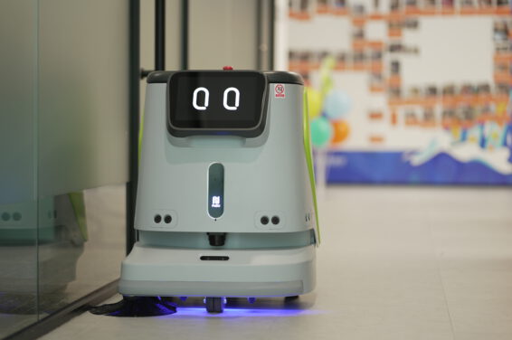 Reinigungsroboter bei der Flächenreinigung auf einem Klinikflur