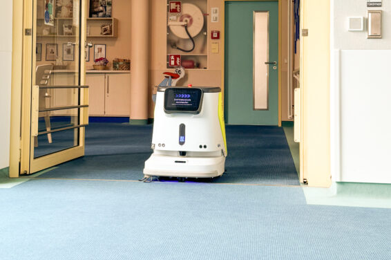 Reinigungsroboter für die Flächenreinigung im Eingangsbereich einer Gesundheitseinrichtung
