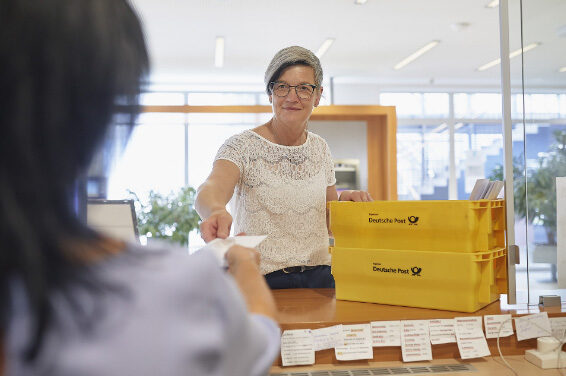 Eine Mitarbeiterin der Inhouse-Logistik verteilt die tägliche Post.